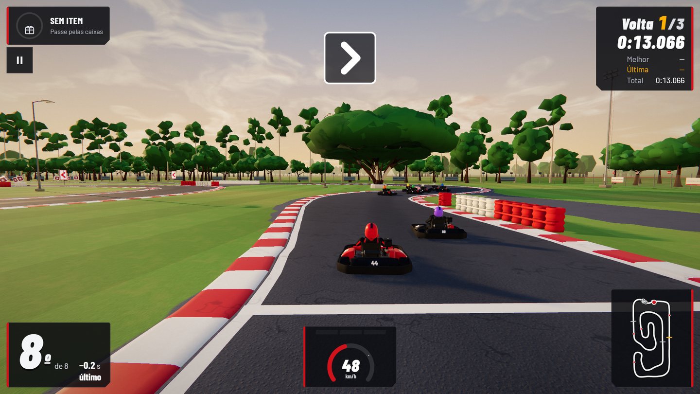 Captura do jogo San Marino Kart: karts entrando numa curva do kartódromo, com zebras vermelhas e brancas, pneus de proteção e árvores ao fundo.